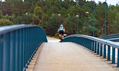 Person som sykler over en bro
