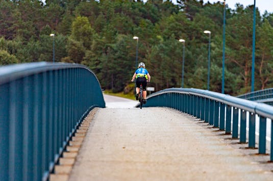 Person som sykler over en bro