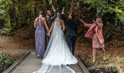 Brudepar og venner i Djupadalen