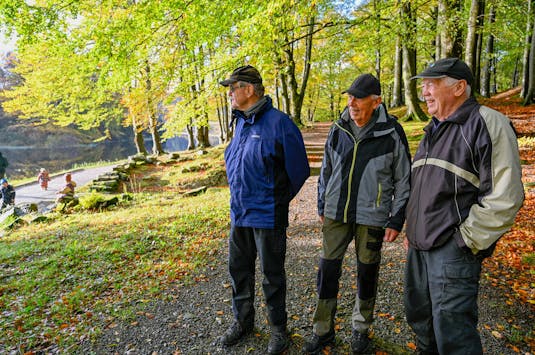 Tre pensjonister på tur i Djupadalen