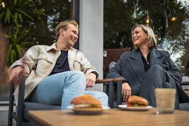 Eika ung mann og kvinne sitter på kafe